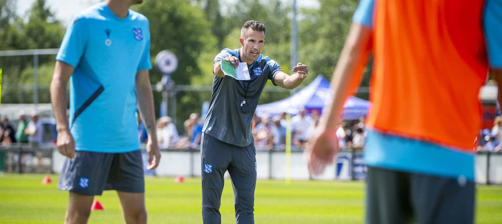 Robin van Persie oversees shocking defeat as coach of Heerenveen this weekend – Man United News And Transfer News