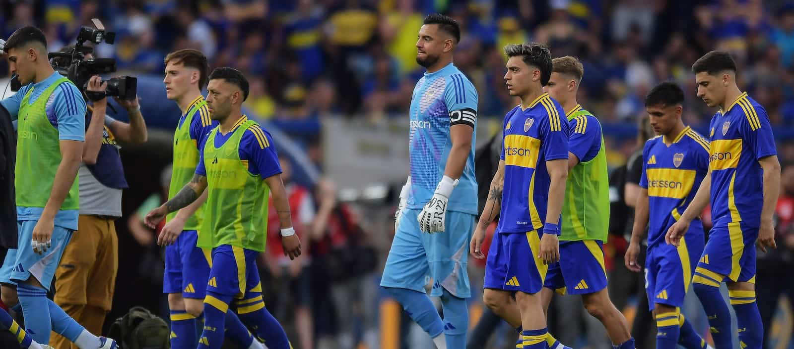 Former Manchester United keeper Sergio Romero gets into altercation with own fans in Argentina – Man United News And Transfer News